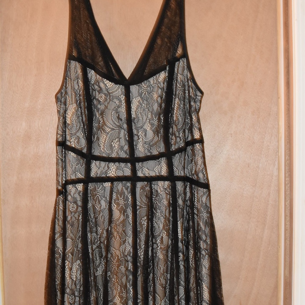 Lace sleeveless dress